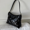 Détail d'un sac porté épaule noir matelassé avec clous argentés et bandoulière - Noir
