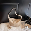 Sac hobo élégant couleur abricot en cuir mat avec deux bandoulières réglables - Kaki