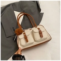 Bolso de hombro retro tejido crema con ribete de cuero marrón y colgante de perrito - Marrón con colgante