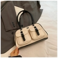 Bolso Boston beige chic con correas de cuero negro y bolsillos frontales para el día a día - Negro sin Colgante