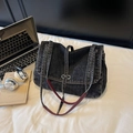Bolso bandolera de denim negro lavado con detalle de asa en cuero rojo oscuro contrastado - Negro