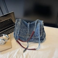 Bolso bandolera de mezclilla azul lavado con correas burdeos retro y hebilla de metal - Azul