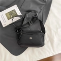 Sac bandoulière carré en nylon noir minimaliste avec large bandoulière réglable - Noir