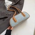 Hellblaue strukturierte Bowlingtasche mit braunen Ledergriffen und schickem Design - Blau