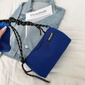 Dunkelblaue Netzumhängetasche mit sportlichem Webgurt und schlichtem Markenlogo - Blau