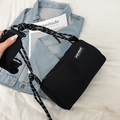 Schwarze Netztasche in Zylinderform mit gewebtem Riemen und Marken-Aufnäher - Schwarz