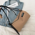 Khaki Mesh Zylindertasche mit schwarz-weiß gewebtem Seilriemen und Logo-Aufnäher - Khaki