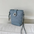 Bolso tipo cubo en denim azul claro con cadena plateada y detalles de cuero - Azul