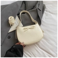 Vue détaillée du sac sous le bras beige en forme de croissant avec un nœud élégant - Blanc