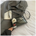 Borsa quadrata minimalista in pelle verniciata nera con ciondolo peluche e tracolla - Nero Con Pendente