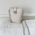 Bolso tipo cubo de lona beige minimalista con ribete de cuero y colgante de cacahuete - Blanco Roto
