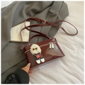 Borsa a mano in vernice bordeaux scuro con tracolla e ciondolo a forma di bambola - Rosso Granata Con Ciondolo