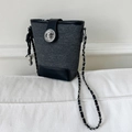 Mini bolso cubo de denim gris oscuro con colgante de cacahuete plateado y cadena - Negro
