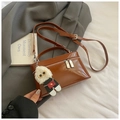 Borsa a mano chic in pelle marrone lucida con tracolla e ciondolo a forma di cane - Marrone con Ciondolo