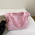 Detalle de bolso shopper acolchado rosa con lazos ajustables laterales y parche de logo - Rosa