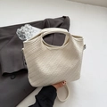 Schicke beige geflochtene Tragetasche mit integriertem Griff und verstellbarem Schultergurt - Weiß