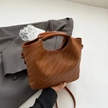 Braune geflochtene Handtasche aus Kunstleder mit Tragegriffen und Schultergurt - Braun