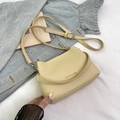 Sac seau minimaliste en cuir beige avec bandoulière réglable et détails métalliques argent - Kaki (Sans Pendentif)