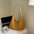 Minimalistische senfgelbe große Tragetasche für Damen in einer Büroumgebung - Gelb