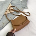 Sac seau bandoulière en cuir grainé marron avec bandoulière et boucles argentées - Brun Sans Pendentif