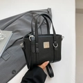 Chique zwarte bucket bag van Saffiano-leer met zilveren accenten en schouderband - Zwart