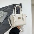 Minimalistische witte bucket bag met kiezellederen textuur en zilveren hardware - Wit