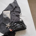 Schwarze Falten-Schultertasche mit Schleife und silberner Sternenkette für Damen - Schwarz