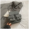 Sac à dos en denim matelassé gris foncé avec motif losanges et chaînes argentées - Noir