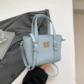 Lichtblauwe emmer tas met zilveren details en getextureerd leren handvat voor dames - Blauw