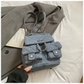 Sac à dos en denim matelassé bleu avec bandoulières en chaîne et rabat à fermoir - Bleu foncé