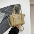 Borsa a secchiello minimalista color champagne con texture litchi e dettaglio in metallo - Oro