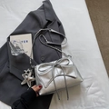 Silberne Ballet-Stil Schultertasche mit Schleife, Faltenoptik und Anhängern - Silber