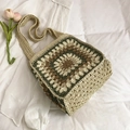 Handgefertigte Häkel-Tragetasche mit Granny-Square-Muster in Olivgrün und Beige - Khaki