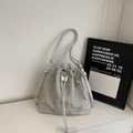 Silbergraue Kordelzug-Beuteltasche mit Marmortextur und Herz-Metallanhänger - Silber mit Anhänger