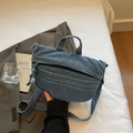 Detalle del bolso tote denim azul con cierre de cremallera y correa de hombro - Azul claro