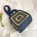 Handgefertigte gewebte Strohtasche in Dunkelblau mit geometrischen Farbmustern und breitem Gurt - Blau