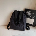 Zaino versatile in nylon nero con coulisse, spallacci larghi e tasca anteriore - Nero