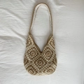 Böhmische Häkeltasche mit beige-khakifarbenem Granny-Square-Blumenmuster - Weißer Kaffee