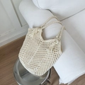 Böhmische cremeweiße Häkel-Tragetasche mit Rautenmuster und dekorativen Fransenquasten - Beige