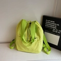 Zaino verde neon con coulisse in nylon resistente e spallacci regolabili per lo sport - Verde mela