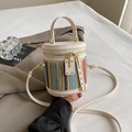 Borsa a secchiello intrecciata alla moda con strisce colorate e tracolla in pelle beige - Bianco