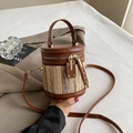 Borsa a secchiello intrecciata marrone con manici in pelle e cerniere dorate - Marrone