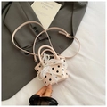 Détail du mini sac à main rose à pois avec chaîne en perles, nœud en dentelle et sangle - Rose Avec Pendentif