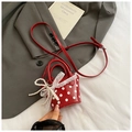 Détail du mini sac rouge à pois avec dentelle blanche et nœuds de perles sur tissu - Rouge avec pendentif