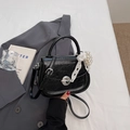 Petit sac bandoulière noir brillant avec breloque élégante en dentelle et perles blanches - Noir (avec pendentif)