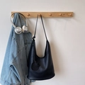 Minimalistische schwarze Schultertasche aus Narbenleder mit passendem Münzbeutel - Schwarz