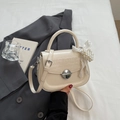 Sac bandoulière chic blanc crème avec texture plissée brillante et breloque en perles - Beige (Avec Pendentif)