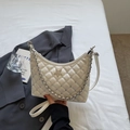 Borsa hobo beige trapuntata con fibbia a stella di strass e tracolla a catena - Bianco Sporco