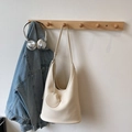 Minimalistische cremeweiße Hobo-Schultertasche aus Leder mit Kordelzug und Rundanhänger - Cremeweiß