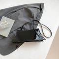Borsa a spalla minimalista in pelle verniciata nera con finitura lucida e fibbia argento - Nero